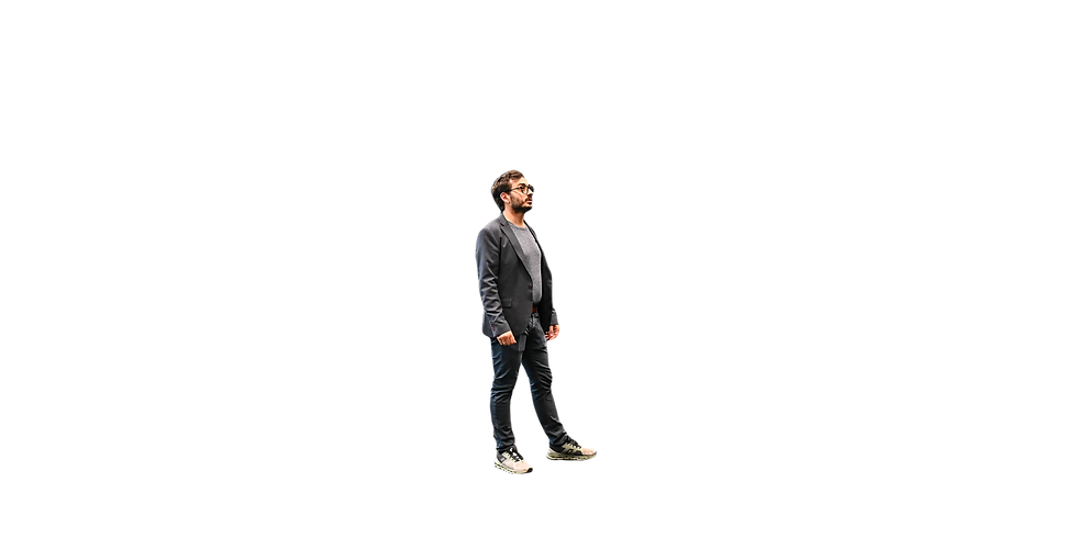 Sascha Etezazi als PNG freigestellt (der in einem Aufnahmestudio zwischen Lautsprechern und Mikrofonen steht).