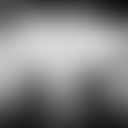 Skiunfallszene mit Bergrettung: Eine Person liegt nach einem Skiunfall im Schnee. Im oberen Bildteil ist im Bokeh-Effekt die Bergrettung auf dem Weg zur Unfallstelle erkennbar, was Hoffnung symbolisiert.