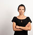 mulher-de-negocios-morena-em-pe-na-parede-branca.jpg