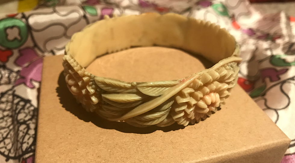 true vintage, hand painted, carved bone bangle, vintage jewellery, vintage bangle, bakelite, vintage plastic, vintage bracele