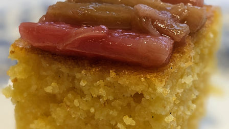 Gâteau à la polenta, compotée de rhubarbe (sans gluten)
