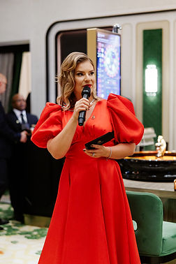 Õhtujuht Susanna Aleksandra Bombay Club sünnipäeval.jpeg