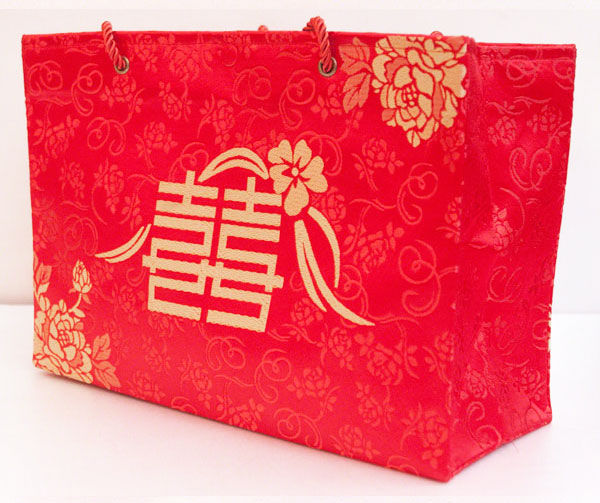 縮圖：大紅色絲綢手提袋，織繡著牡丹囍字樣