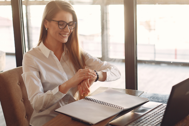 Femme en reconversion professionnelle, consultant son agenda, formation immobilier en ligne