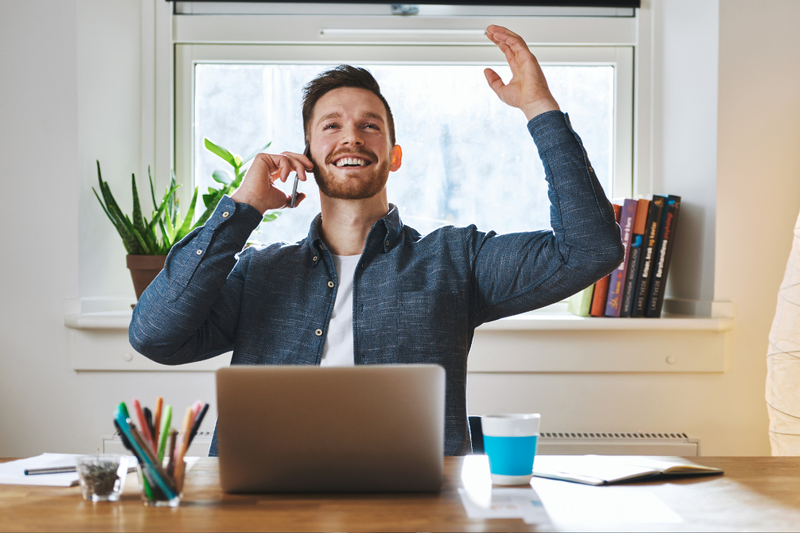 Un jeune homme de 35 ans, Dirigeant d'agence immobilière ou Agent mandataire indépendant, qui est heureux car il a enfin trouvé une solution pour gérer son agence, son équipe, ses clients, et son obligation de formation professionnelle continue. La loi ALUR a été modifiée par le Décret n°2016-173 du 18 février 2016 modifié par le décret n°2020-1259 du 14 octobre 2020 relatif à l’obligation de formation continue des professionnels de l’immobilier, et notamment qui leur impose d'être à jour sur les 2 heures de formation obligatoire en déontologie / Être à jour sur les 2 heures de formation obligatoire sur la discrimination à l’accès au logement . 