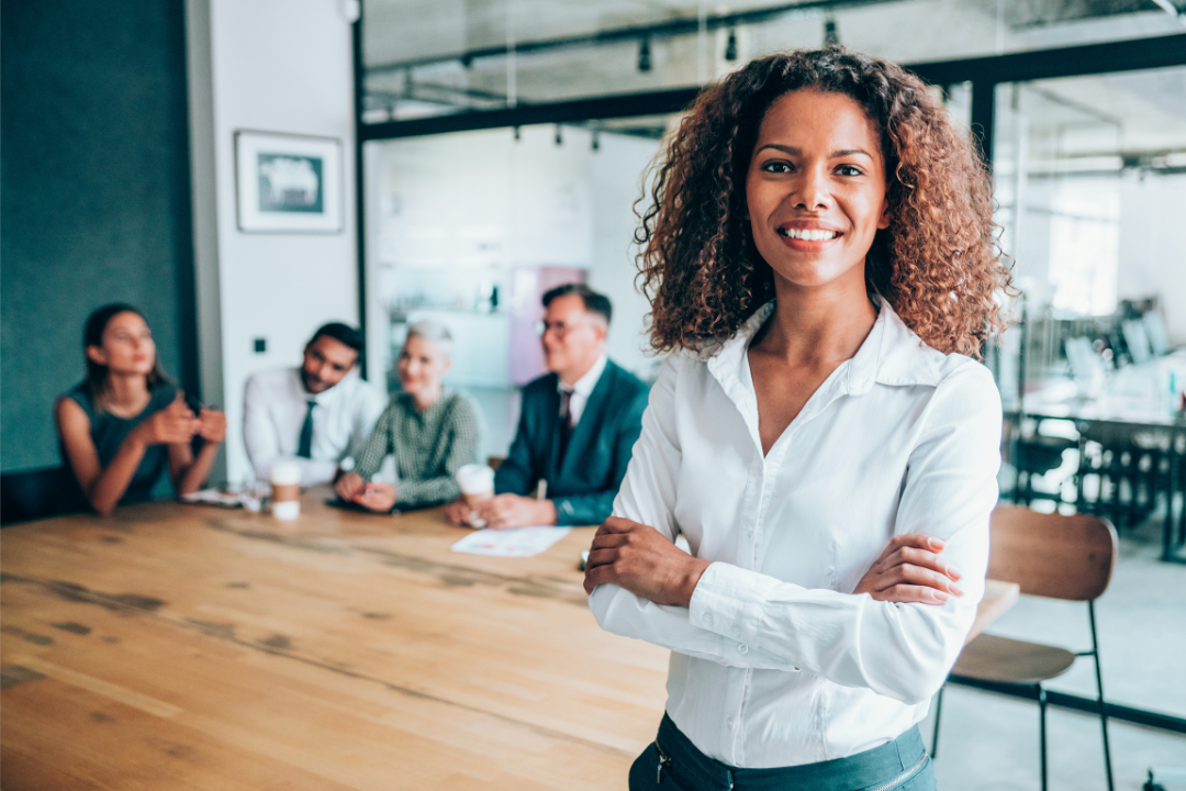 Directrice d'agence immobilière ou manager souriante avec son équipe, Immo Race