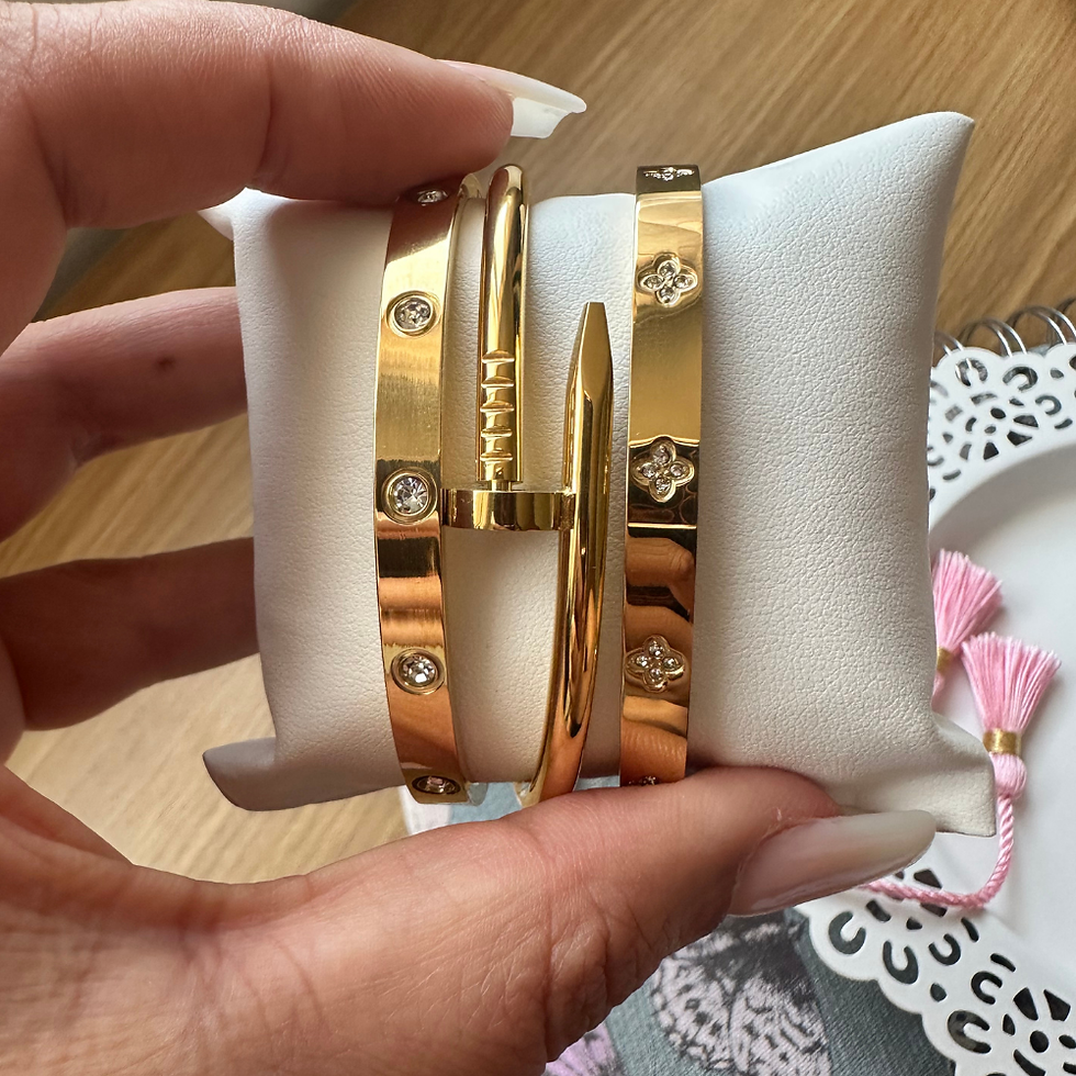 Thumbnail: Avéa Gold Clover Bangle