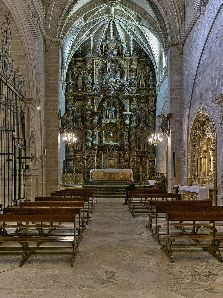 Interior de la iglesia: Detalles barrocos del altar mayor, un testimonio del arte sacro andaluz.