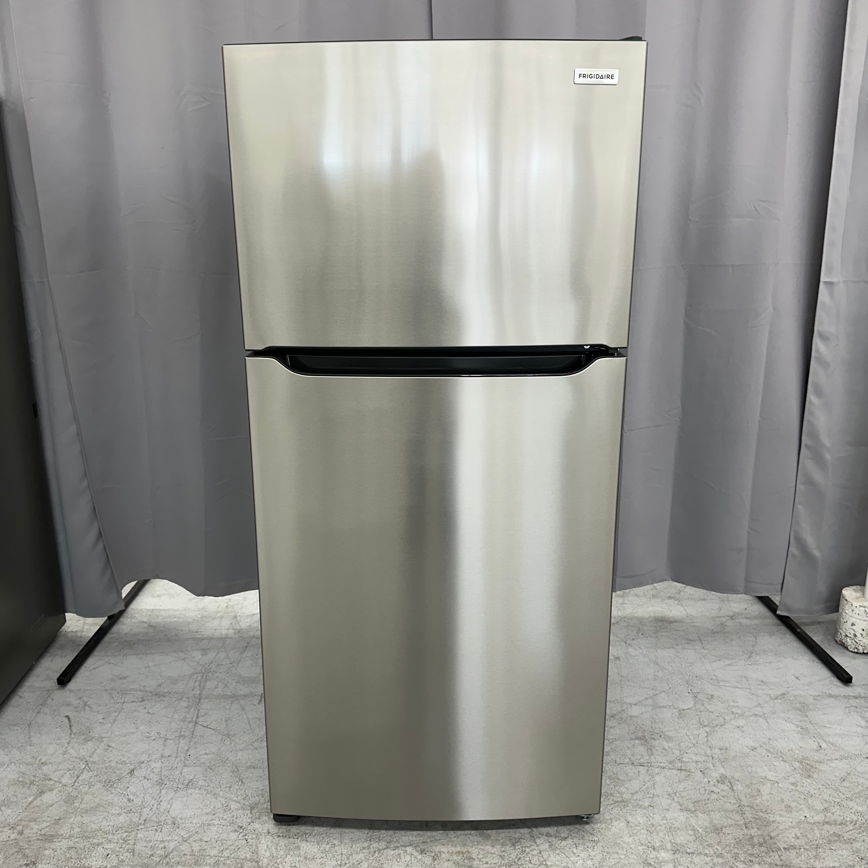 Frigidaire LFTR2045V 20 Cu. Ft. Top Freezer Refrigerator