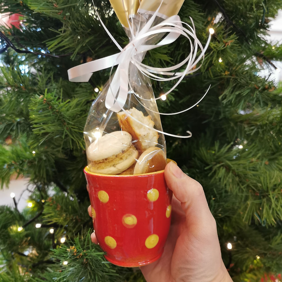 Miniature : Gobelet rouge à pois crème. 