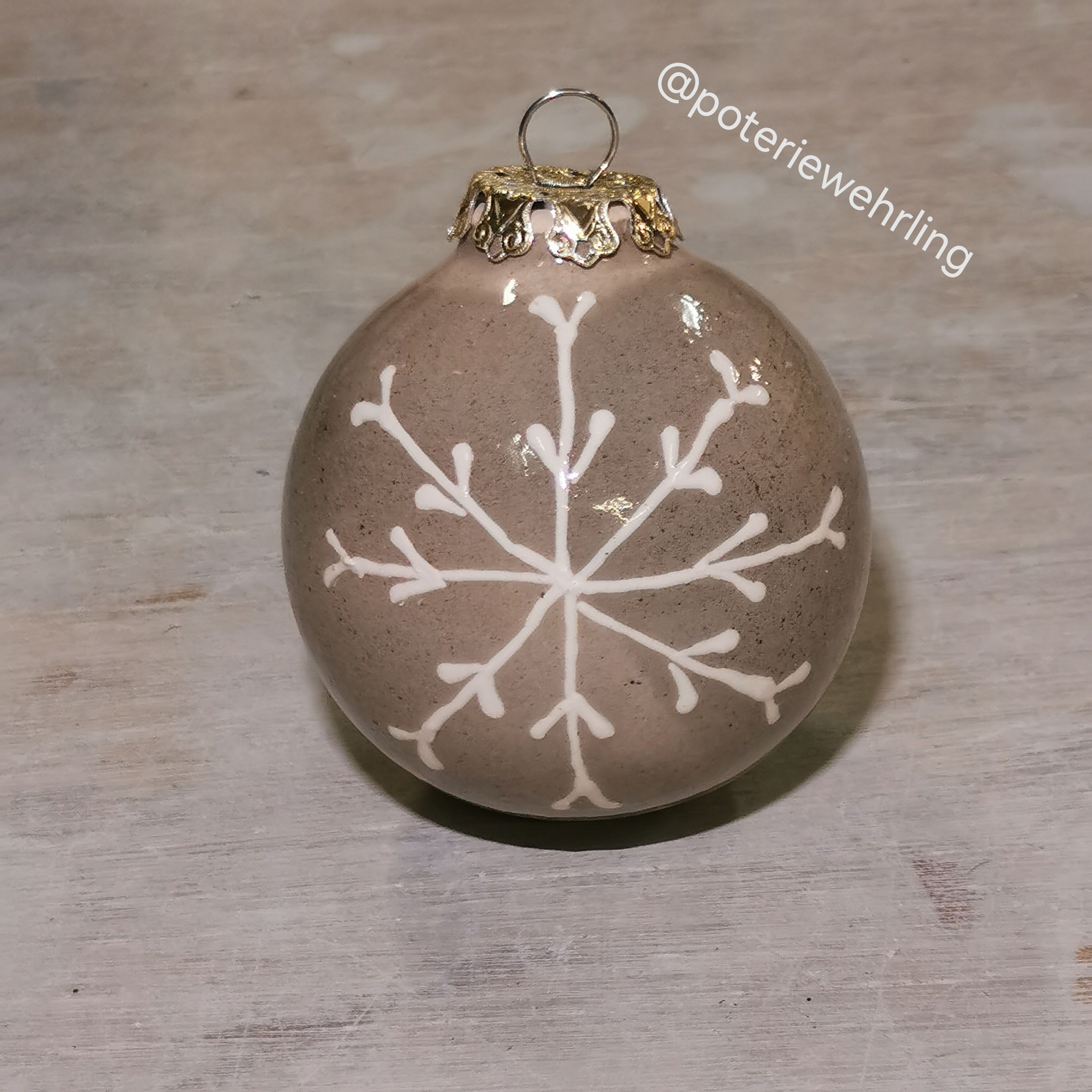 Boule de Noël couleur lin décor flocon.