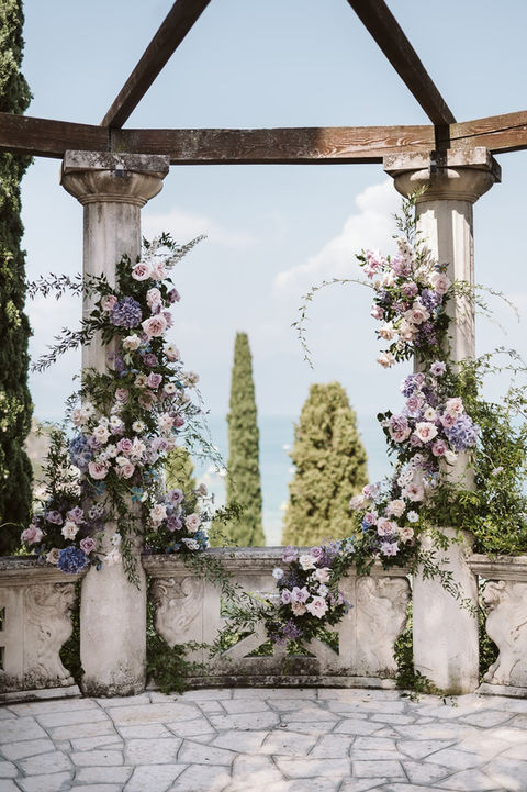 beautiful purple flowers climb up the columns in the ceremony area