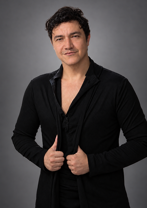 Retrato profissional masculino em preto.png