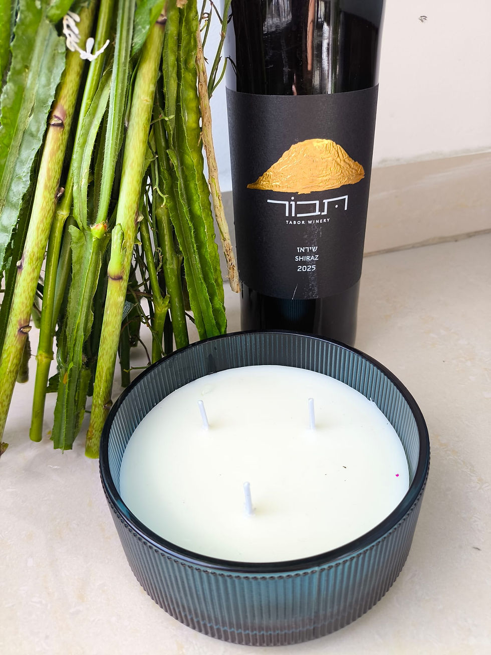 תמונה ממוזערת: מארז לפסח - זר פרחים ליזי לבן ירוק, יין "תבור" ומוצר נוסף לבחירתכם