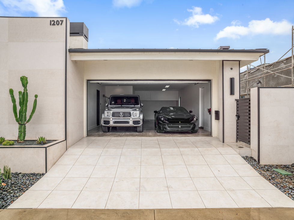 3. Garage w Cars