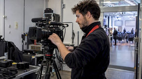 Le vidéaste contrôle sa caméra avant de commencer le tournage