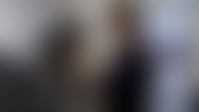 Le vidéaste contrôle sa caméra avant de commencer le tournage