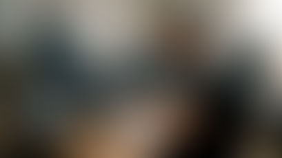 Un vidéaste en plein travail d’étalonnage des couleurs dans son studio