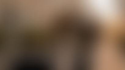 L’opérateur règle la caméra vidéo avec précision, ajustant chaque détail à la main.