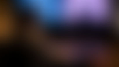 Productrice comparant deux versions personnalisées d'une vidéo
