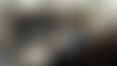 Un monteur vidéo en plein travail dans son bureau, concentré sur le montage d’un nouveau projet.