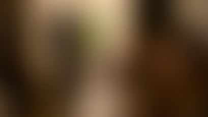 Un vidéaste en pleine préparation, ajustant la lumière naturelle pour obtenir le rendu parfait