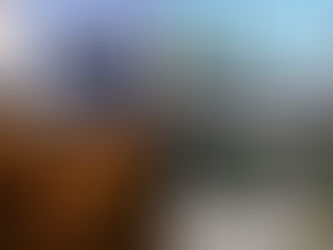 Infraestructura industrial expuesta a condiciones climáticas extremas que ilustran la relación entre cobertura ambiental y continuidad operativa empresarial.