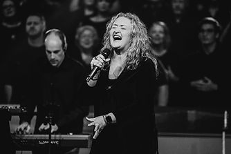 Kelly Live w/Choir