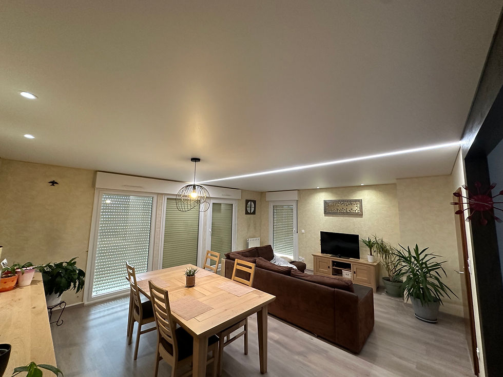 Plafond tendu installé suite à un dégât des eaux, intégrant bande led, spots et suspension
