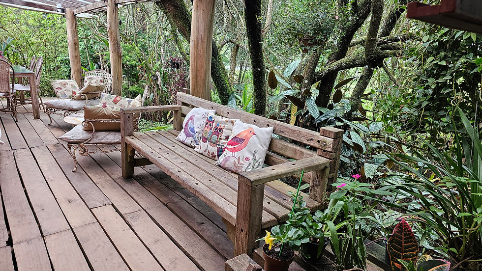 Emporio Aracatu, com cantinhos agradáveis para sentar e tomar um café.