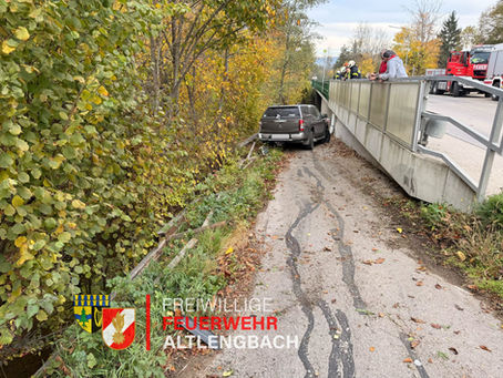 T2 Fahrzeug in Bach gestürzt