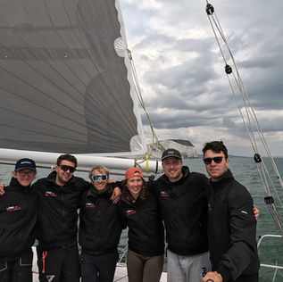 Das zweite Mal um den Felsen – aber diesmal mit Champagnersegeln! Die Löwe von Bremen beim Rolex Fastnet Race 2025