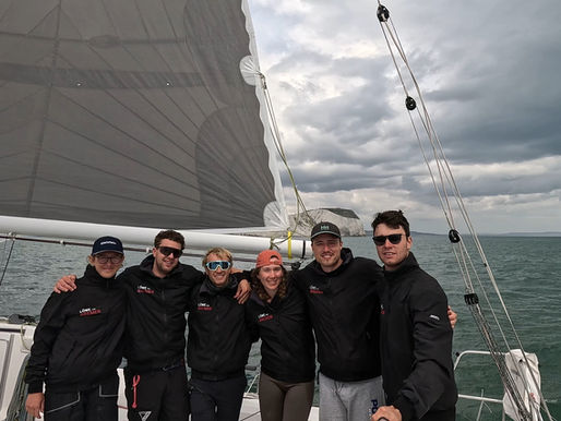 Das zweite Mal um den Felsen – aber diesmal mit Champagnersegeln! Die Löwe von Bremen beim Rolex Fastnet Race 2025