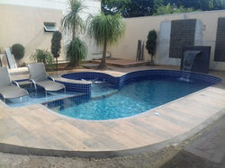 Piscina com cascata e hidromassagem