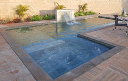 Piscina com iluminação e cascata