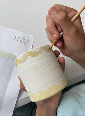 kinderen glazuren keramiek tijdens een creatief verjaardagsfeesrje