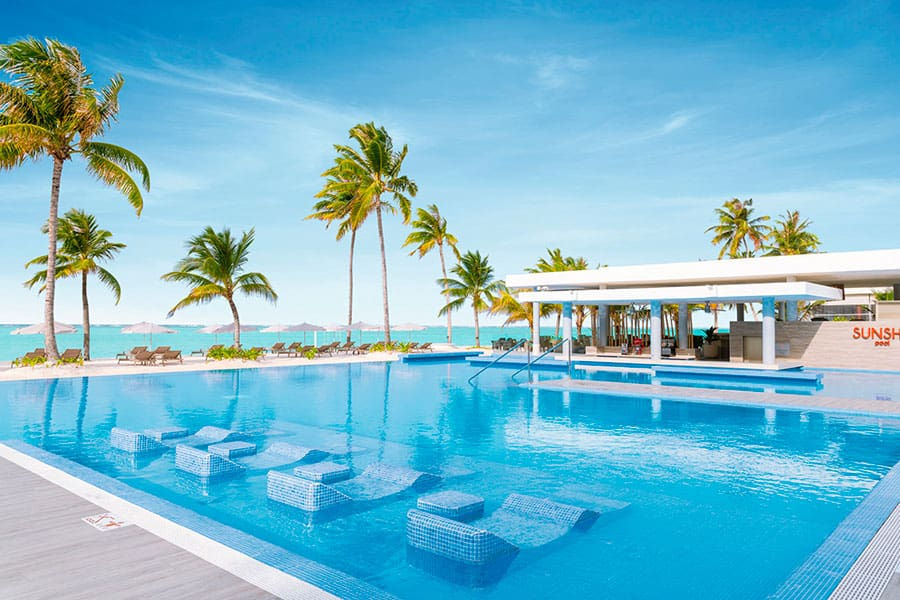 Resort todo incluido en Maldivas con piscina frente a la playa
