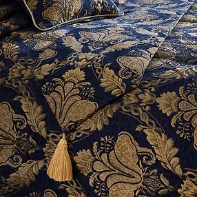 Coordinating bed runner and bedding set