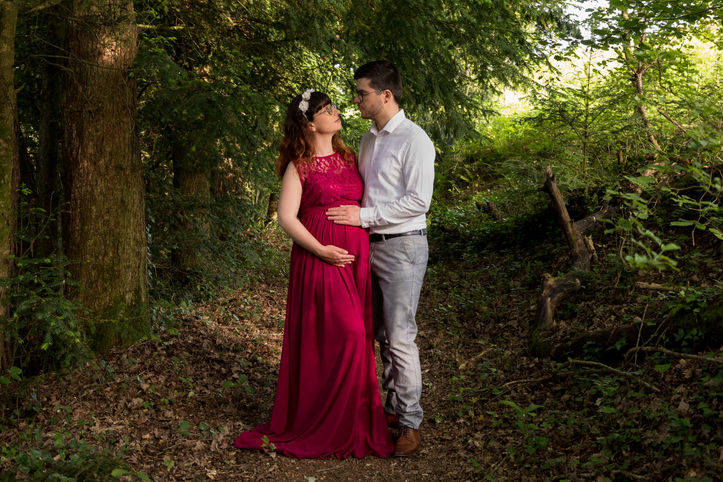 Séance photo grossesse en forêt en couple Pluméliau-Bieuzy Morbihan