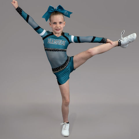 Kuna Diamonds Cheerleader posing with one leg up