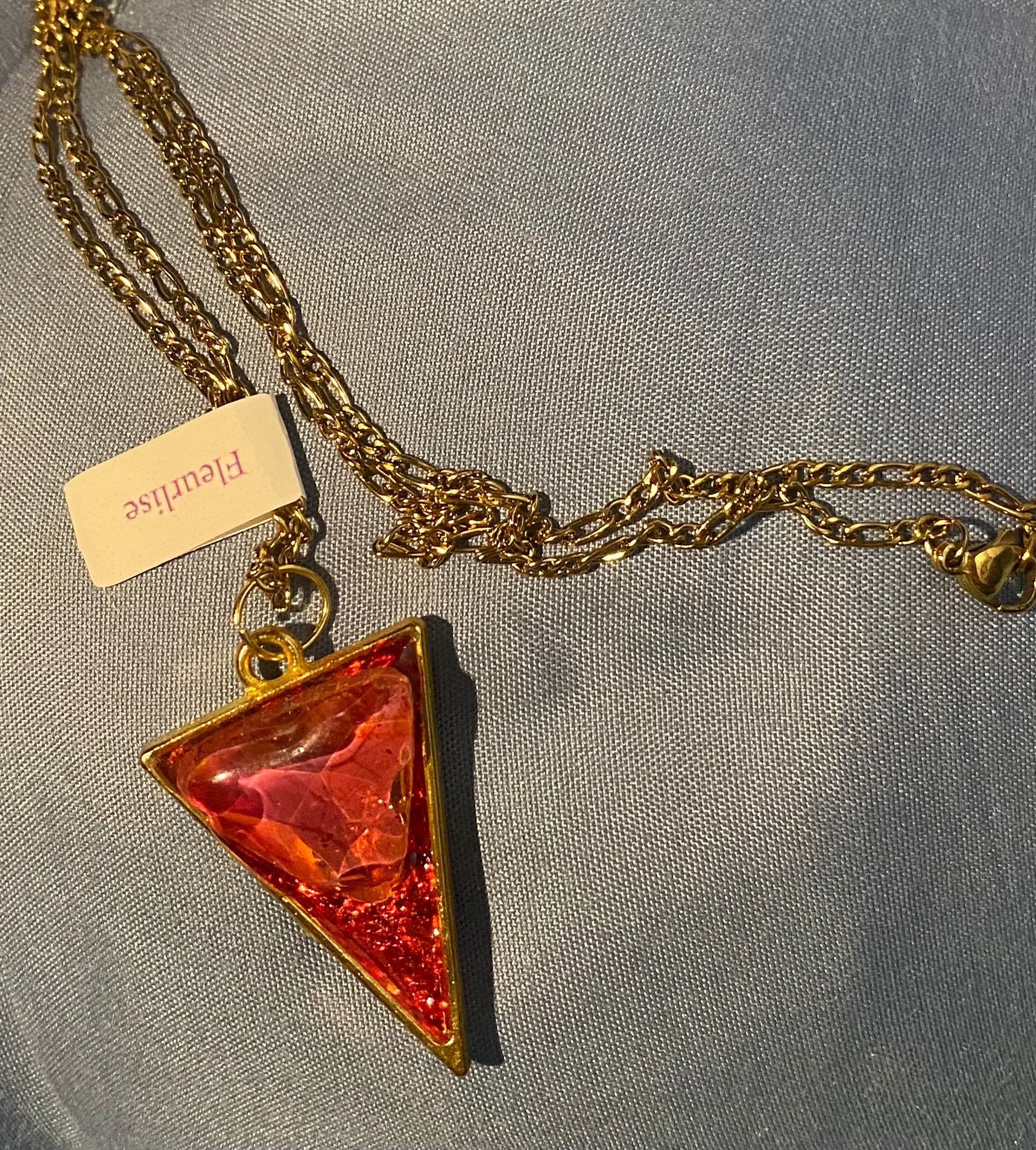 Médaillon triangulaire rouge série « Les Scintillants »
