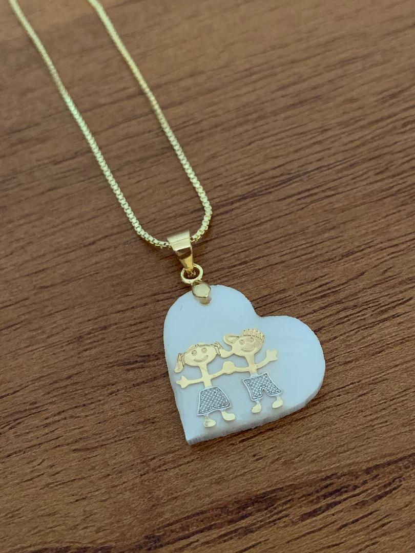 COLAR ACRÍLICO MADREPÉROLA CORAÇÃO MENINA E MENINO - OURO