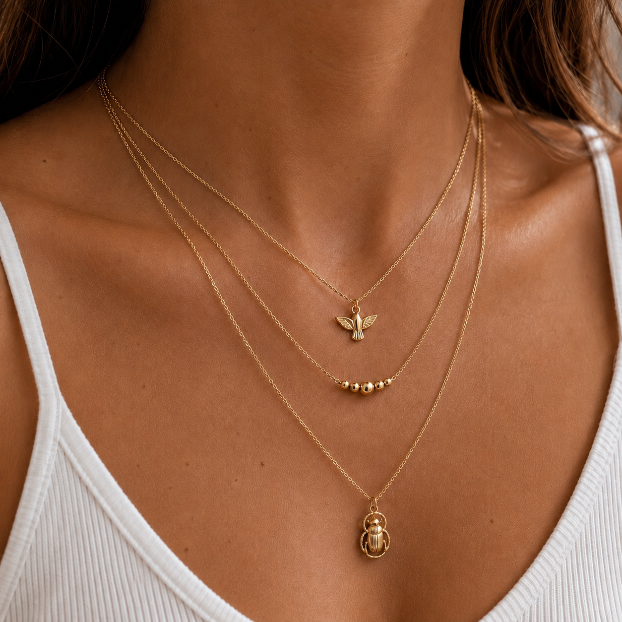 Collier triple rang doré Colombe & Scarabée porté par une femme