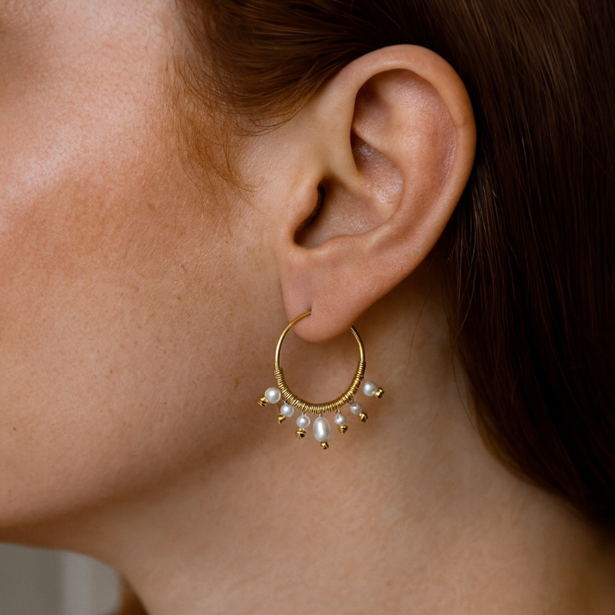 Créoles dorées avec perles de culture irrégulières - acier inoxydable portées