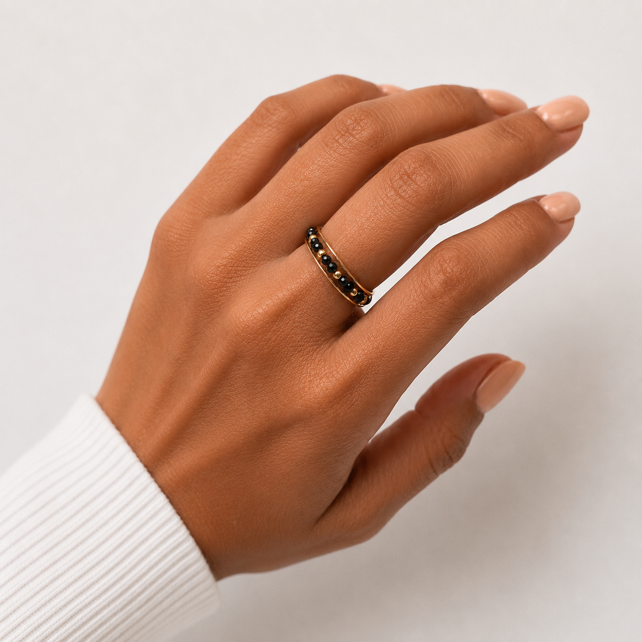 Bague triple rang spinelle noire gold filled portée par une femme