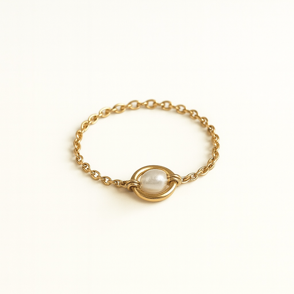 Miniature : Bague chaînette dorée avec perle de culture sur fond blanc