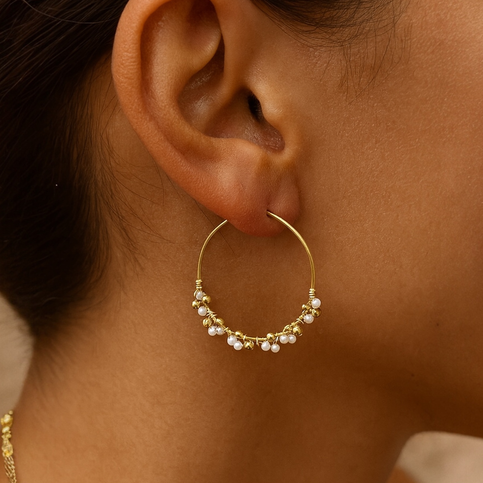 Boucles d’Oreilles Créoles Oriane en Acier Inoxydable Doré - Perles d'eau douce portées