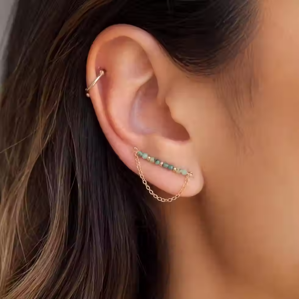 Boucles d’oreilles Ear Climber Turquoise Africaine – Gold Filled portés