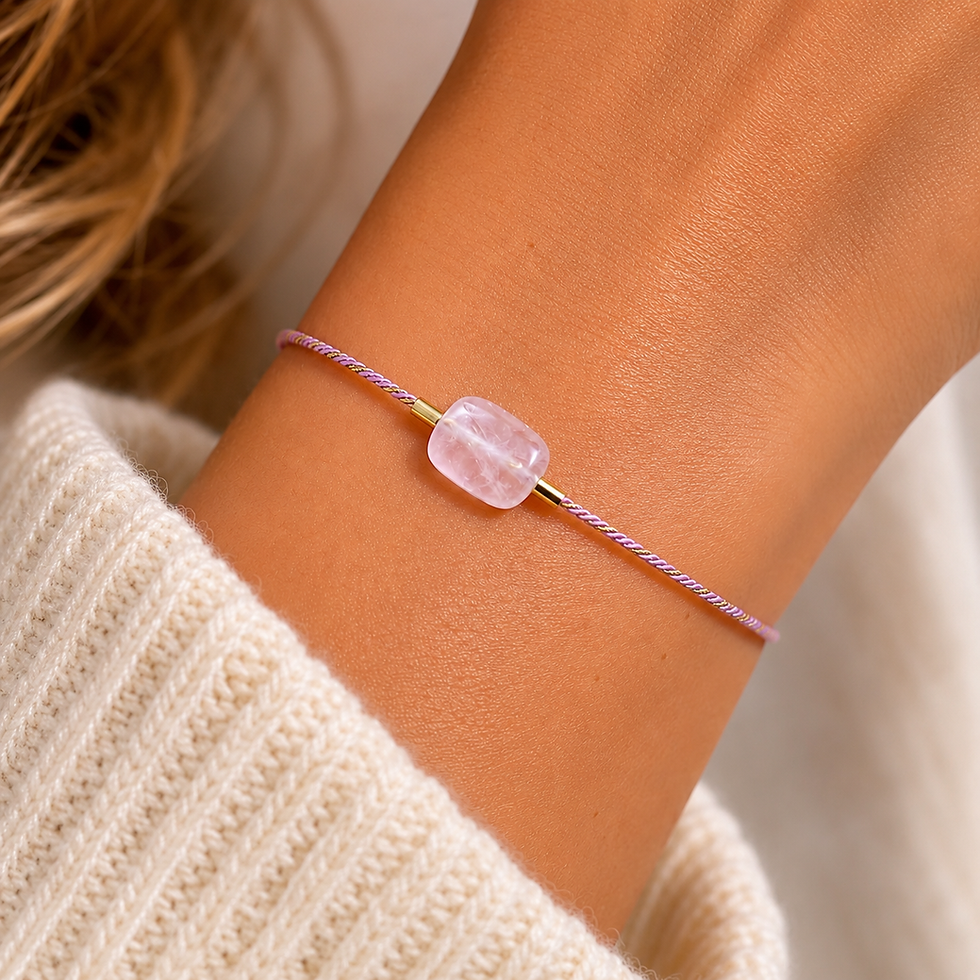 bracelet cordon mauve et doré quartz rose sur fond blanc porté
