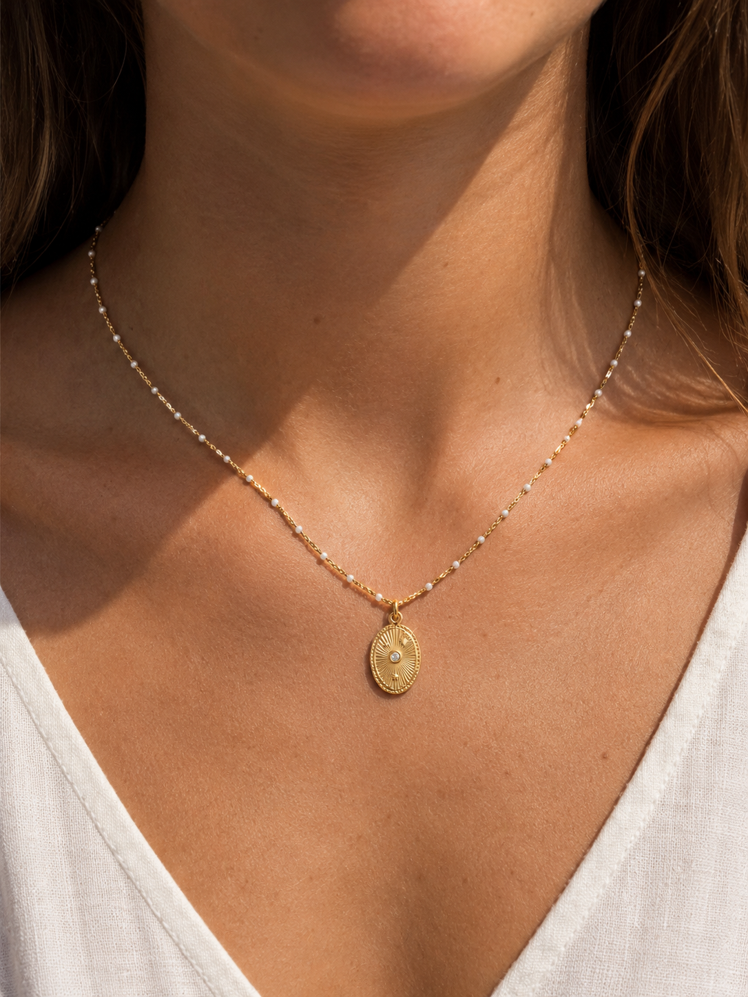 Collier acier inoxydable doré et résine blanche et médaillon étoilé